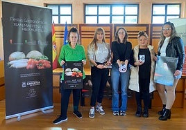 Hosteleras y concejala de Turismo, Cintia Ordóñez, en el centro en la presentación de las jornadas gastronómicas de Los Nabos