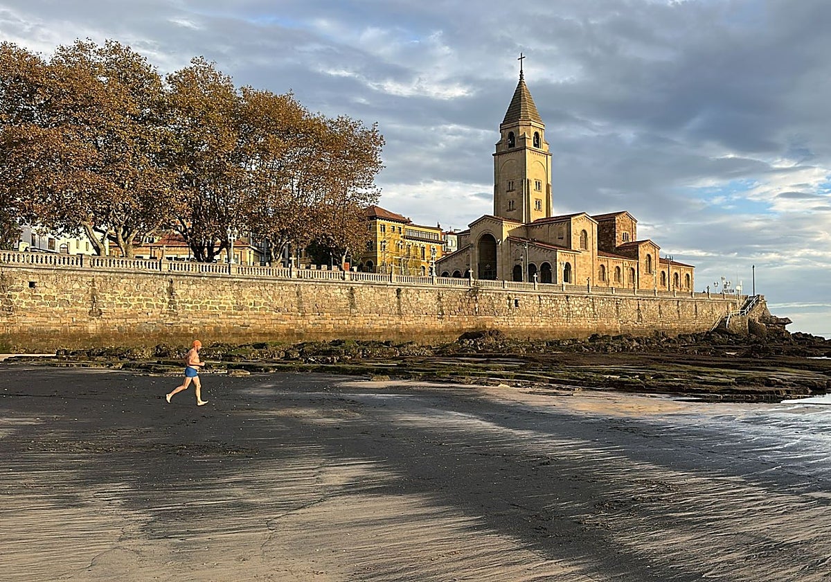 Imagen que ofrecía esta mañana de martes la playa de San Lorenzo, en Gijón, en la zona próxima al Campo Valdés.