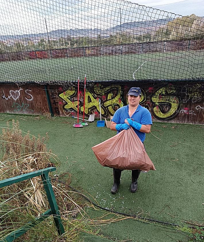 Imagen secundaria 2 - El concejal de Deportes, Jorge Pañeda, visitó el Soccer World para ver la evolución de los trabajos de limpieza.