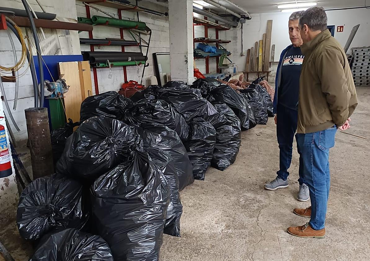 Retirada de residuos en las abandonadas instalaciones del Soccer World de Nuevo Gijón.