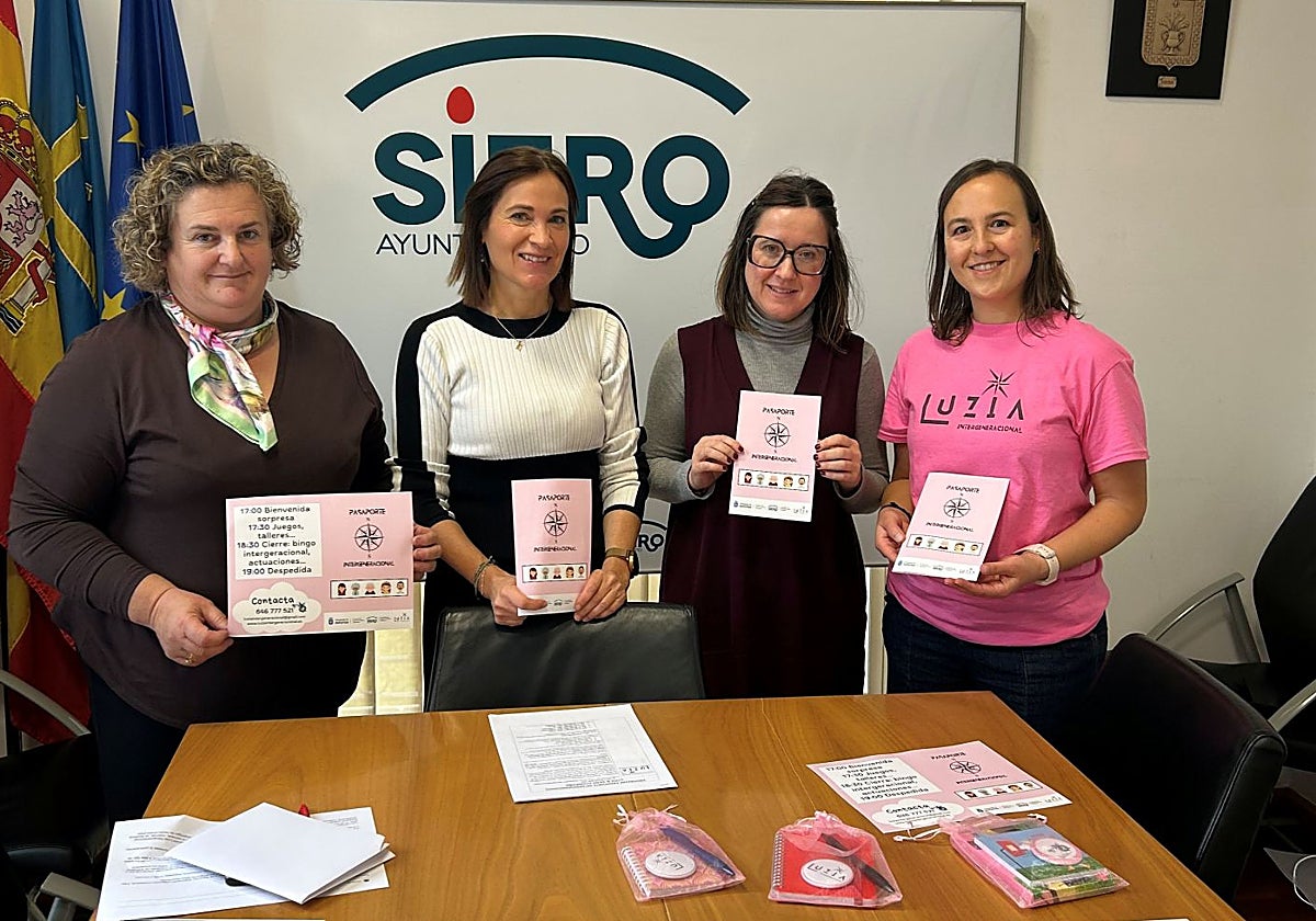 Las ediles Pilar Santianes y María José Fernández, con Consuelo Urdangaray, técnico municipal, y Patricia Sánchez, facilitadora intergeneracional de Luzía Intergeneracional.