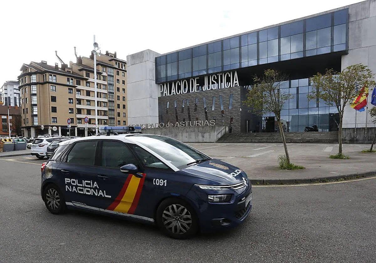 Un coche de la Policía Nacional frente al Palacio de Justicia de Gijón.