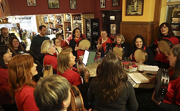 Una tertulia en un local hostelero de Pola de Siero, en la edición anterior de Cancios de Chigre.
