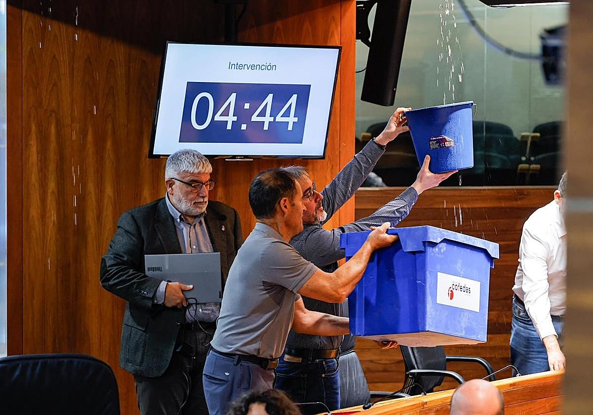 Los operarios trabajan para solucionar el escape de agua.