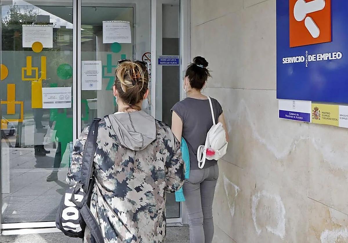 Dos mujeres acceden a una oficina del Servicio de Empleo de Asturias.