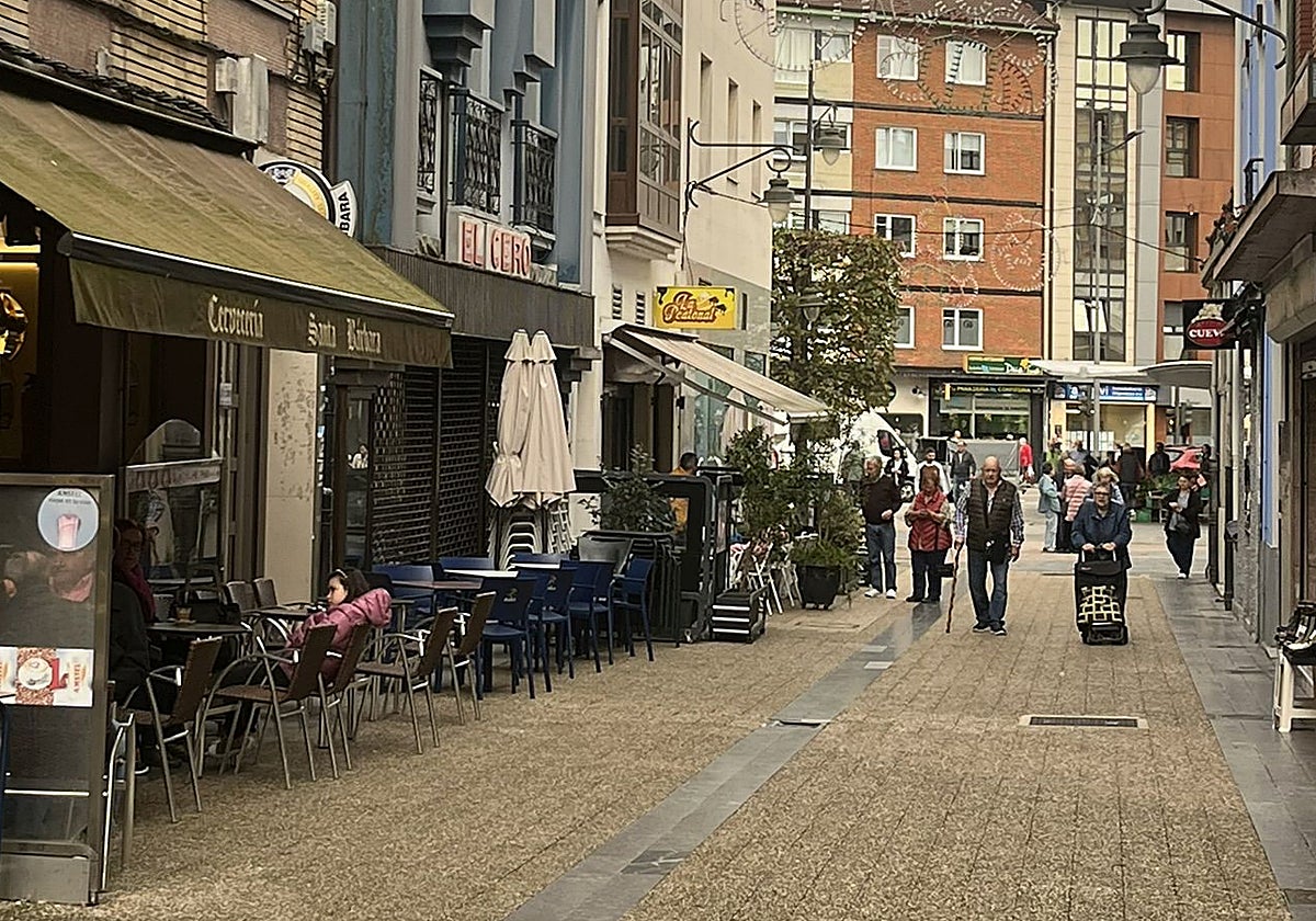 Avenida del Conde de Santa Bárbara, una de las calles peatonales de Pola de Siero.
