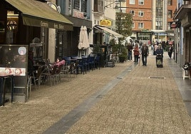 Avenida del Conde de Santa Bárbara, una de las calles peatonales de Pola de Siero.