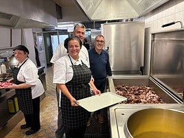 Las guisanderas Beatriz Fernández y Noelia García con Luis Fernández, de Los Pisones, y Emilio Álvarez, presidente del Centro Asturiano de Lausanne.