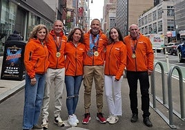 José Antonio Navarro, en el centro, con la medalla acreditativa de las seis 'majors', posa junto a Eduardo Sánchez y Jesús Iglesias, y a sus fieles animadoras.