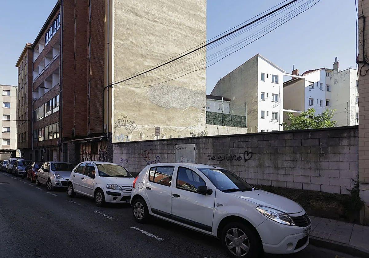 Solar en la calle Balbín, en Ceares, incluido entre las parcelas del Plan Llave.