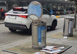 Un contenedor de papel en el centro urbano de Pola de Siero.