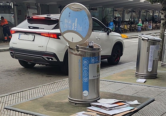 Un contenedor de papel en el centro urbano de Pola de Siero.