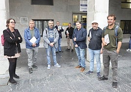 Los representantes de los sindicatos de enseñanza, ante la la sede de la Consejería de Educación, antes de comenzar la reunión.