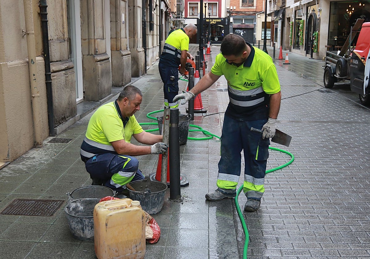 Instalación de los primeros bolardos, este miércoles, en la calle San Antonio, en Gijón.