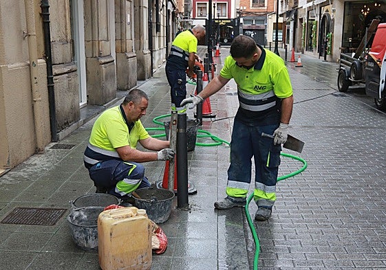 Instalación de los primeros bolardos, este miércoles, en la calle San Antonio, en Gijón.