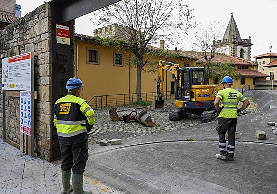 Excavadora y operarios en el patio del Revillagigedo.