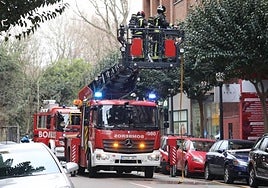Foto de archivo de los bomberos interviniendo con un camión escalera en el barrio de La Arena.