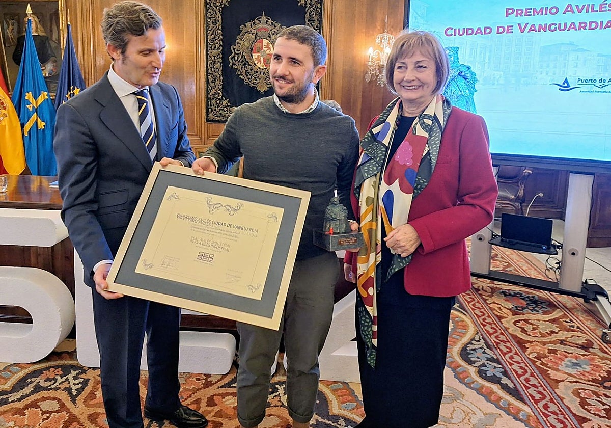 El presidente del Real Avilés, Diego Baeza, recibió el premio 'Avilés Ciudad de Vanguardia' de manos del director regional de la SER en Asturias, Pablo González-Palacios, y la alcaldesa de Avilés, Mariví Monteserín.