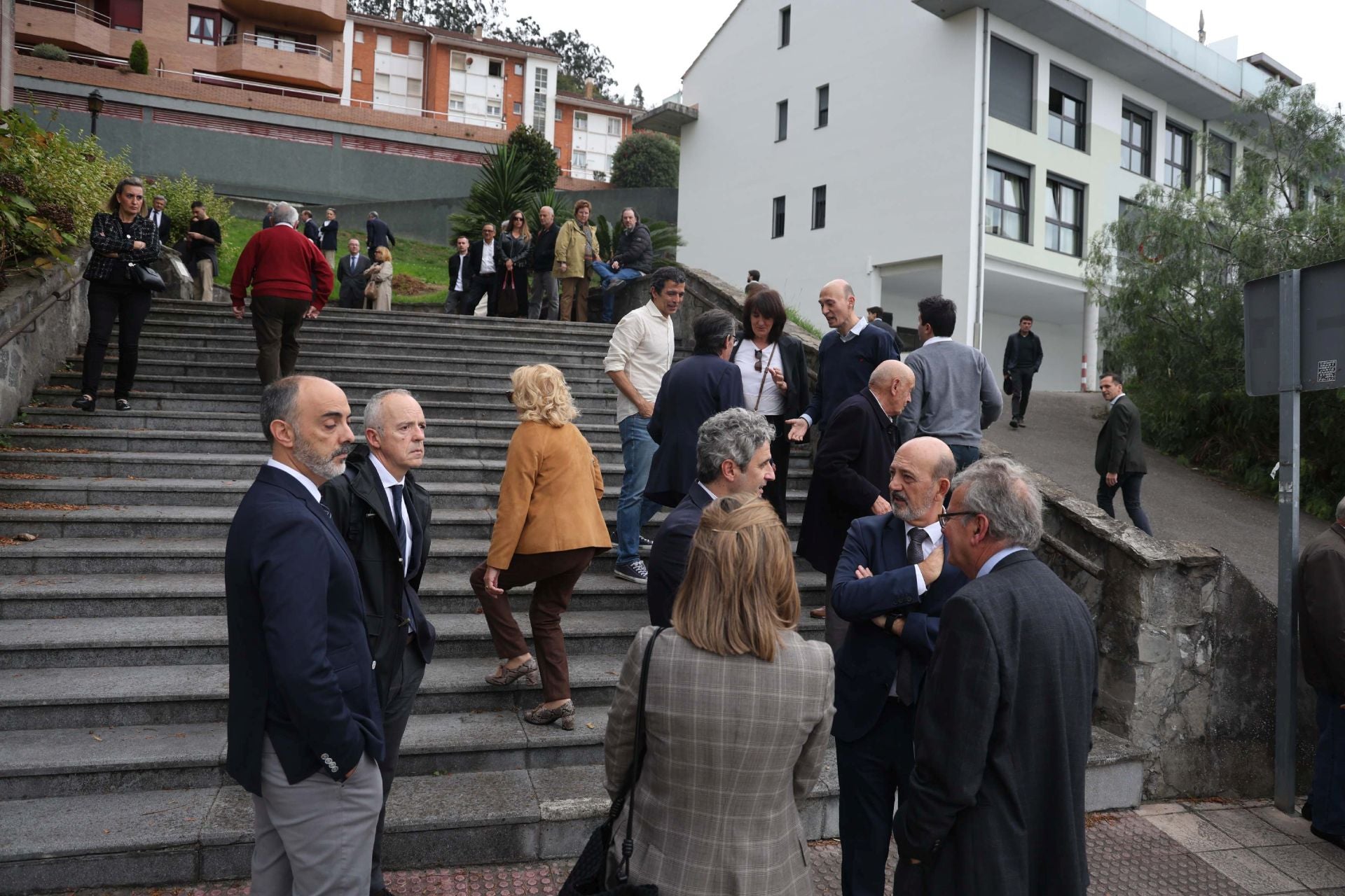 La iglesia de San Esteban en Muros del Nalón da su último adiós al magistrado Martín del Peso