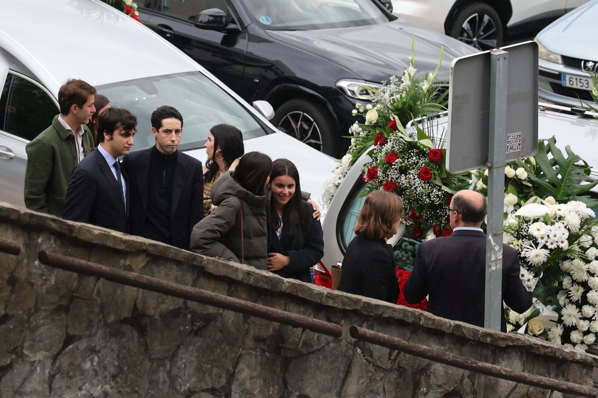 La iglesia de San Esteban en Muros del Nalón da su último adiós al magistrado Martín del Peso