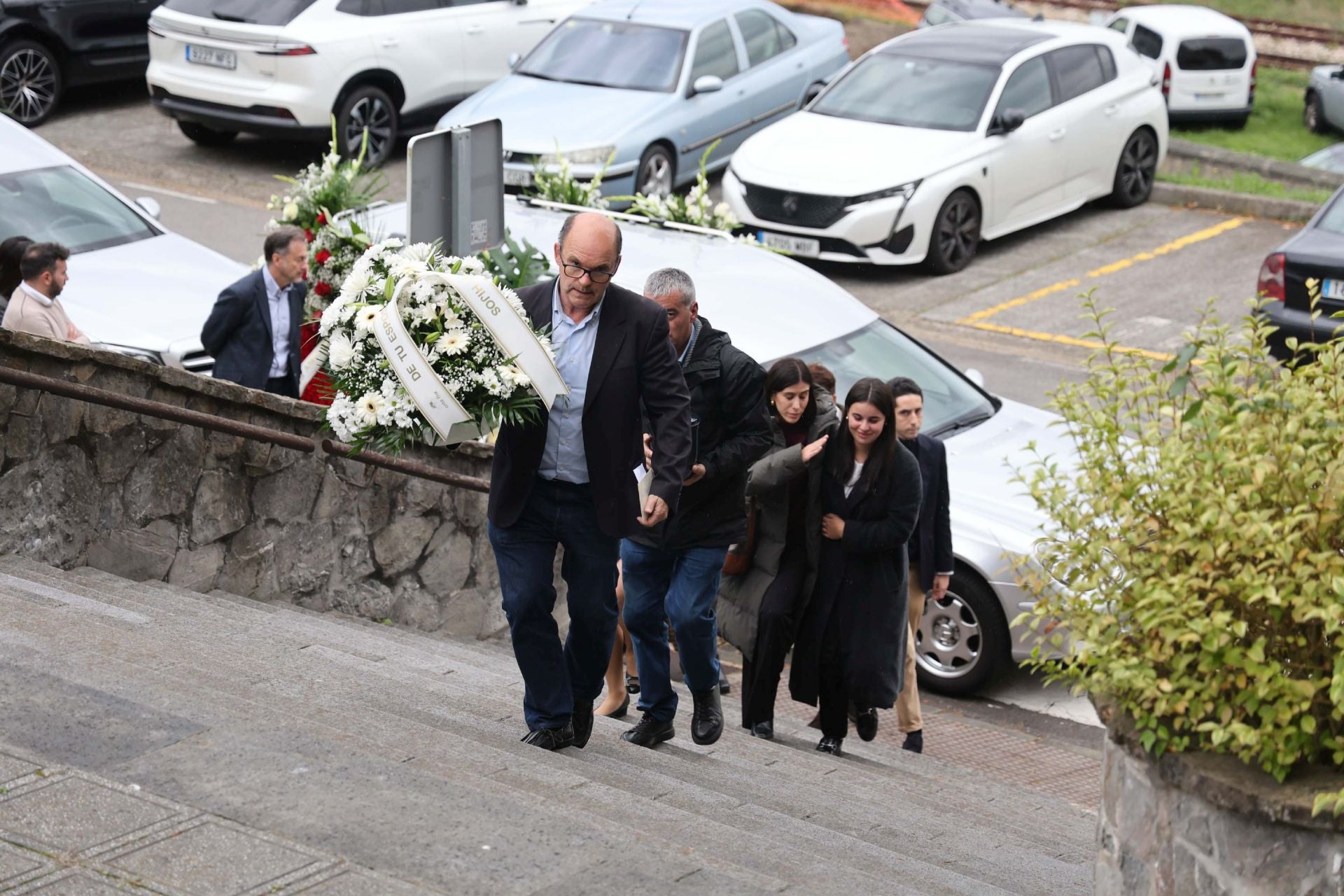 La iglesia de San Esteban en Muros del Nalón da su último adiós al magistrado Martín del Peso