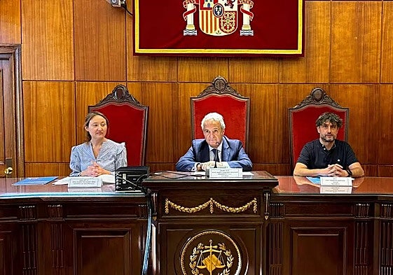 Rosa María Fernández, magistrada delegada de discapacidad, el presidente del TSJA, Jesús Chamorro, el presidente de ADANSI-Asturias, Iván Fernández y la técnica de la asociación, Raquel Cuevas.