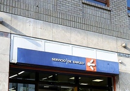 Varios ciudadanos acceden a una oficina del Servicio de Empleo, en Oviedo.