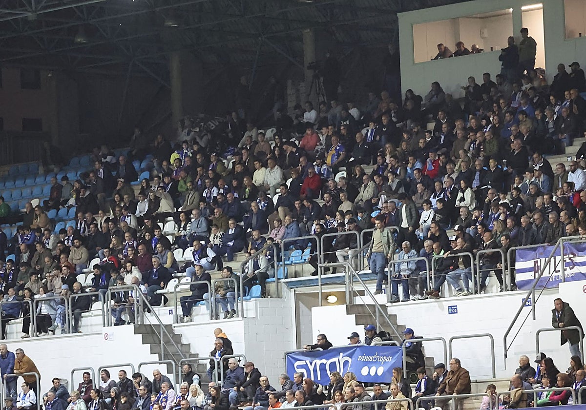 Público en la grada de Juan Ochoa del Suárez Puerta el pasado domingo en el partido ante el Arenteiro.