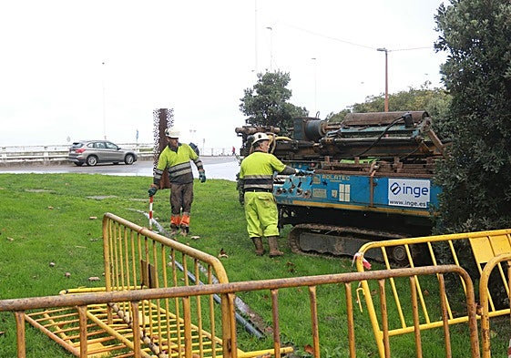 Máquina de sondeos esta mañana en las inmediaciones de la rotonda del Piles.