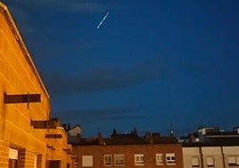 Vista un tanto difusa de la estela luminosa desde el barrio de Laviada, en Gijón.