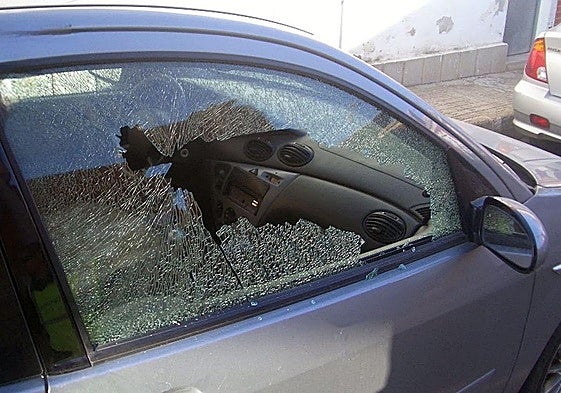 Imagen de archivo de un cristal de un coche roto.