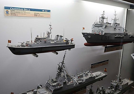 Isaac Cuello muestra un trozo de vidriera a los visitantes de la Delegación de Gobierno.