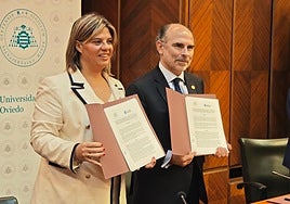 Gimena Llamedo e Ignacio Villaverde en la firma del convenio entre el Principado y la Universidad.