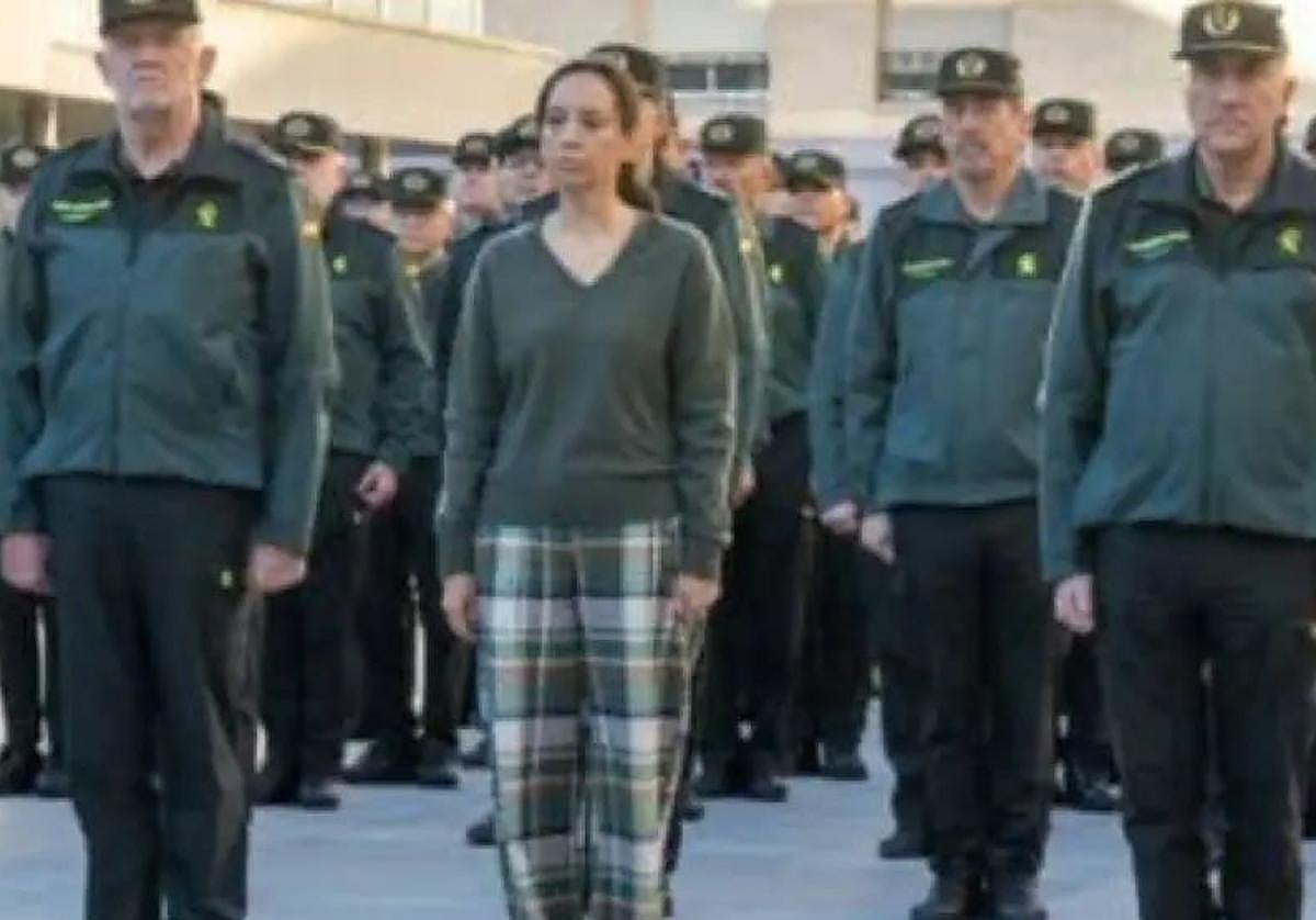 Mercedes González Fernández en un acto solemne vistiendo lo que algunos han denominado 'pijama'.