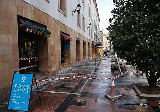 Los andamios, en el lateral del hotel de la Reconquista, en Ventura Rodríguez.