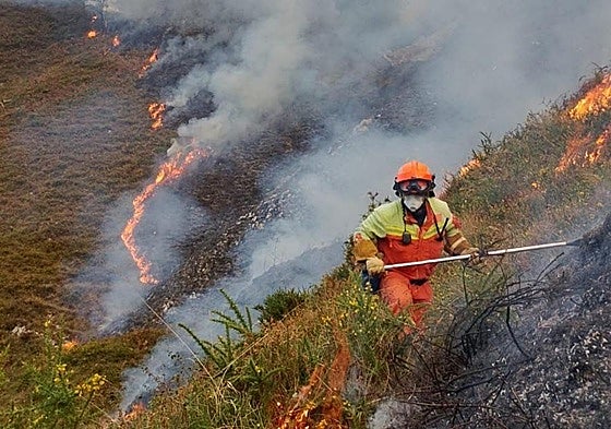 Un bombero trabaja en la extinción del incendio en Peñamellera Alta.