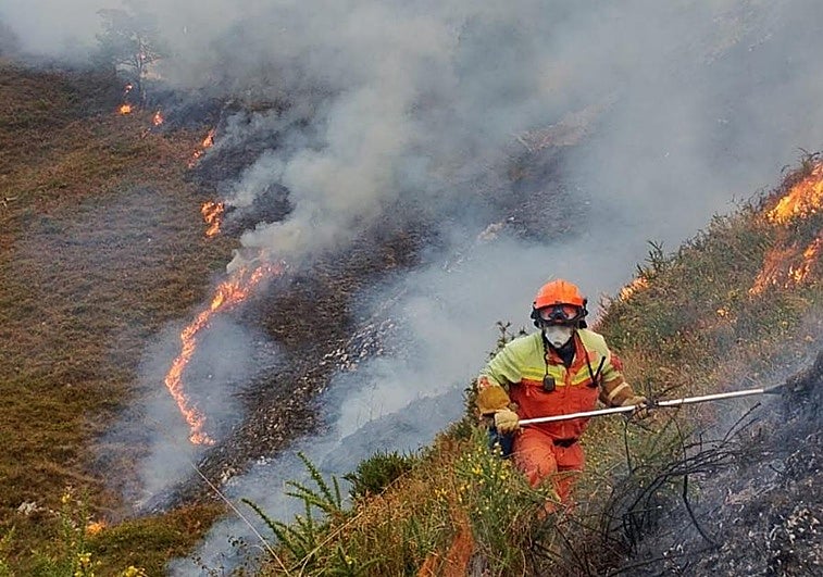 Un bombero trabaja en la extinción del incendio en Peñamellera Alta.
