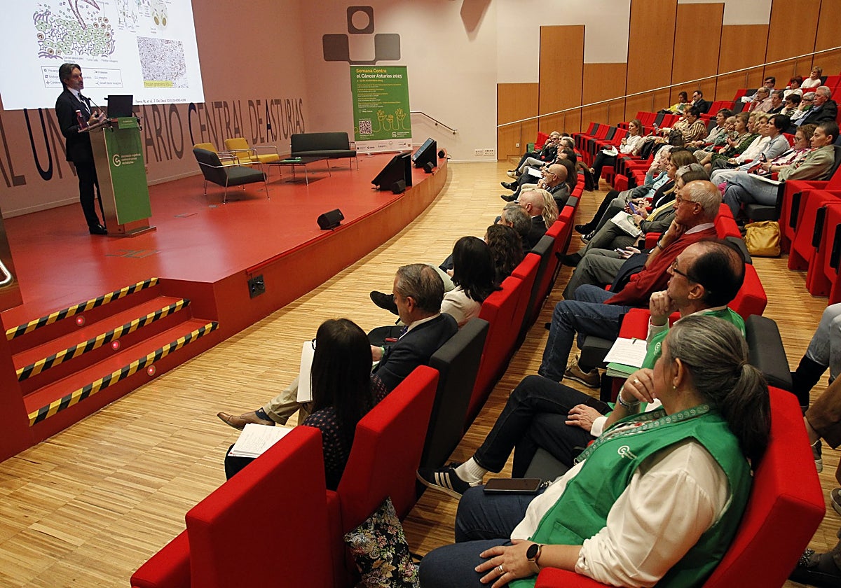El jefe del Servicio de Oncología Médica del HUCA, Emilio Esteban, en su conferencia.