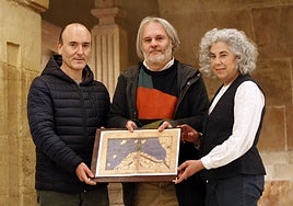 El director general de Patrimonio, Pablo León; el arqueólogo e investigador Iván Muñiz, y la directora del museo Arqueológico, María Antonia Pedregal.