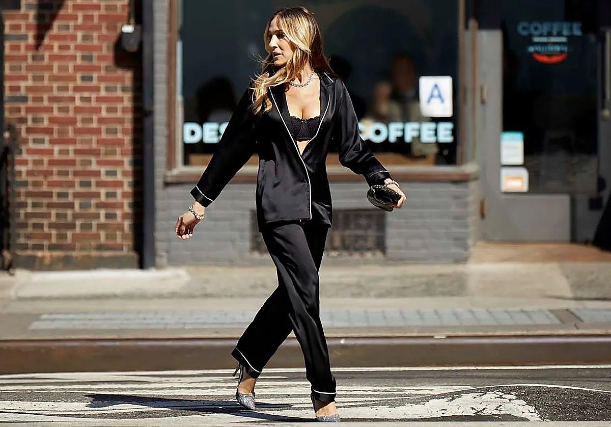 Imagen principal - La directora de la Guardia Civil desata la polémica por vestir lo que parece un pijama en un acto solemne