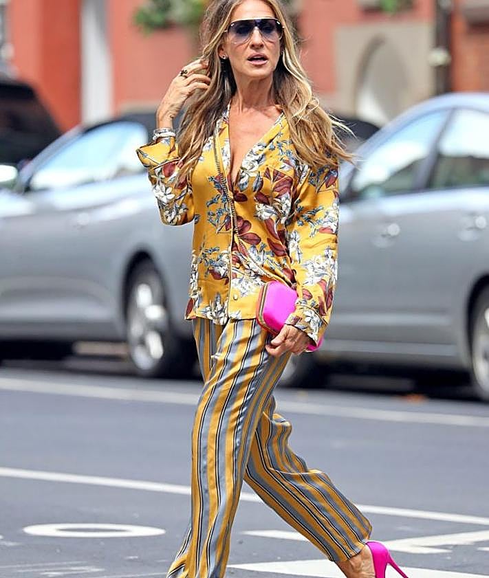 Imagen secundaria 2 - La directora de la Guardia Civil desata la polémica por vestir lo que parece un pijama en un acto solemne