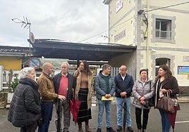 Miembros de el PP de Asturias, Pravia, Candamo, Grado y Las Regueras, este jueves en la estación de Pravia
