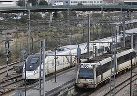 Un AVE S-106 estacionado en Gijón junto a un cercanías de ancho métrico.