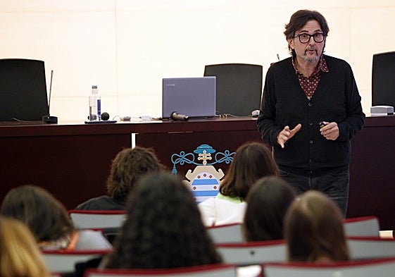 Carles Alastuey, durante la charla en la Facultad de Educación.