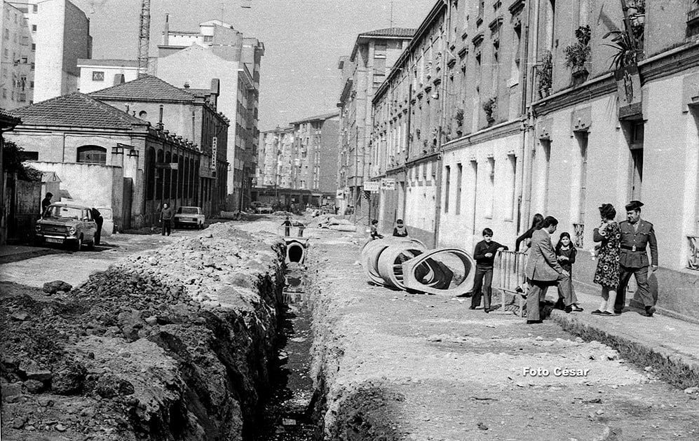 Obra de canalización para hacer el primer colector que tuvo La Calzada y el cuartel de la Guardia Civil a la derecha. Fecha: 1977.