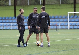 Vidal, en La Toba el miércoles junto a su ayudante Deus y al preparador físico Hugo Laviana.