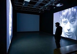 Una persona observa la instalación.