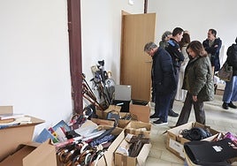 Entre los objetos donados había bastones, paraguas, raquetas e incluso crucifijos.