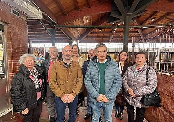 El diputado Pedro de Rueda, en la estación de ancho métrico de Pravia.