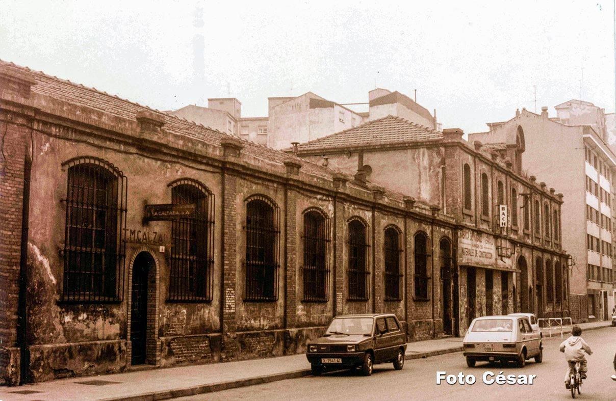 La Sombrerera en sus últimos tiempos, ocupada por Talleres Mecánicos La Calzada y baldosasBachiller. Fecha: octubre de 1986.